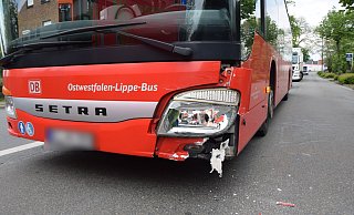 Der Bus konnte nicht mehr rechtzeitig abbremsen und wurde leicht beschädigt. - Polizei Herford