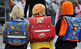 Sobald Kinder in die Schule kommen wird es teuer: Tornister, Hefte und Stifte müssen gekauft und regelmäßig erneuert werden. - dpa