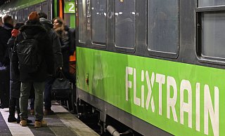 Weil die Waggons des Anbieters „Flixtrain“ in Bielefeld schon allesamt besetzt sind, darf eine Stukenbrockerin ihre Reise nicht antreten. Obwohl sie ein gültiges Ticket mit Sitzplatzreservierung hat. - Symbolfoto/Imago