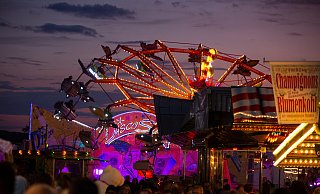 Rasante Fahrgeschäfte und ganze traditionelle Karussells sorgen für Nervenkitzel bei den Fahrgästen. - Oliver Krato