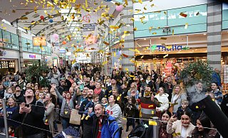 Rund 5.000 Besucher strömten zum Geburtstagsauftakt im April in den Werre-Park. Sie erlebten, wie aus zwei Kanonenrohren ein gigantischer Konfetti-Geschenkregen herauskatapultiert wurde. - Elke Niedringhaus-Haasper