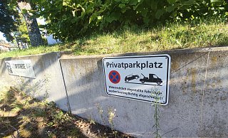 Widerrechtlich parkende Fahrzeuge werden auf eigene Kosten abgeschleppt. Doch statt des Abschleppens bekommen die Falschparker wenige Wochen später einen Strafbescheid in dreistelliger Höhe. - Anastasia von Fugler