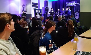 120 Fans trugen den Geschäftsführern und zwei Spielern beim Fan-Abend des DSC Arminia Bielefeld ihre Sorgen vor. - Gregor Winkler