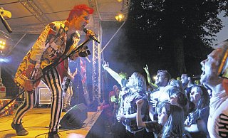 Springen, Klatschen, Tanzen: Die Toten Ärzte bringen auf der Innenstadtfete immer wieder die Meute vor der Bühne zum Kochen. - Susanne Barth