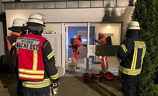 In voller Schutzmontur wird die Konzentration eventueller Giftstoffen im Treppenhaus des Hauses in Quelle geprüft. - Barbara Franke