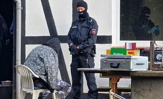 Am Donnerstagmorgen hat unter anderem in Espelkamp eine Razzia gegeben. Bei den Durchsuchungen in Niedersachsen und NRW ging es um Reichsbürger, Drogen und Kriegswaffen. - Nord-West-Media TV & Nachrichten GmbH