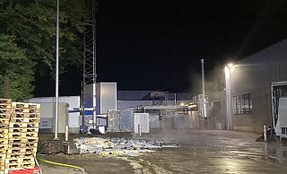 Auf dem Gelände ist es zu einem Brand von Lagergut im Außenbereich auf einer Fläche von etwa 100 Quadratmetern gekommen. - Feuerwehr Paderborn