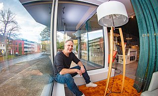 Dirk Lindemann freut sich über die neue, dreifach verglaste Fensterfassade seiner Geschäftsräume. Dank ihr und den Wänden in gedämmter Holzständerwerk-Bauweise müsse er in der Ausstellung selbst jetzt im Winter gar nicht heizen, berichtet er. - Mike-Dennis Müller / www.mdm.photo