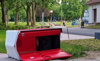 Am Samstagabend fanden Spaziergänger die umgestürzte Toilettenkabine im Freibadpark vor und fotografierten sie. - Katrin Brangewitz