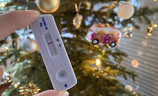 Um an Weihnachten auf Nummer sicher zu gehen, raten Ärzte dazu bei Symptomen einen Covid-Schnelltest zu machen. - Julian Stratenschulte
