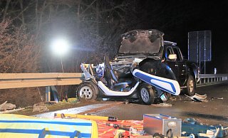 Beim jüngsten schweren E-Auto-Unfall im Kreis Höxter, Anfang Januar in Steinheim, wurde ein Renault Twizzy (vorn) so schwer beschädigt, dass er vorsorglich in einem Container abtransportiert wurde. - David Schellenberg