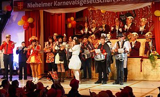 Ein flottes Ständchen brachte der Spielmannszug der Freiwilligen Feuerwehr Nieheim seinem „Pauker“ und amtierenden Prinzen. - Josef Köhne
