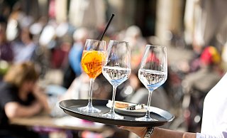 Draußen dürfen auch mit den strengeren Regeln der Inzidenzstufe 2 alle Platz nehmen. Wer ins Restaurant möchte, braucht als nicht geimpfte oder genesene Person wieder einen negativen Schnelltest. - Oliver Krato