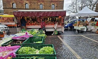 Der Fleischer steht regelmäßig auf dem Wochenmarkt in Minden und anderen Städten in der Region. - Ilja Regier