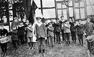 Mit Trommel und Querflöten: Das Foto zeigt den Nachwuchs des Spielmannszugs in der Gründerzeit. - TC Viktoria Albaxen