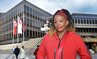 Daisy Bentrup vor dem Bielefelder Rathaus. Seit drei Monaten versuche sie nun schon vergeblich, im Ausländeramt einen Termin zu bekommen. - Barbara Franke