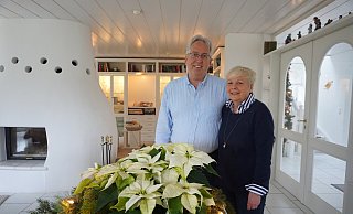 Landrat Jürgen Müller und seine Frau Claudia vom Braucke-Müller haben ihr Wohnzimmer dezent weihnachtlich dekoriert. Besonders prächtig sind die Weihnachtssterne. - Christina Römer
