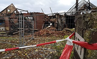 Das Haus an der Elverdisser Straße zerstörten die Flammen fast vollständig. - Ilja Regier