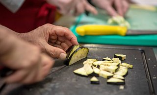 Wird in Herforder Kitas demnächst nur noch Gemüse geschnippelt? Zumindest in manchen Kitas soll langfristig das Fleisch vom Mittagstisch verschwinden. - epd-bild / Philipp Reiss