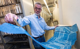 Im Aktenkeller des Bauamtes hat Archivar Volker Topka die Blaupause eines Lageplans aus den 1930er Jahren auseinandergefaltet. - Mike-Dennis Müller / www.mdm.photo