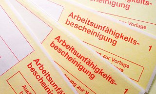 Wie die Masche mit den Arbeitsunfähigkeitsbescheinigungen funktioniert haben soll, erklären die Schwerpunkt-Ermittler in der Anklage. - Alexander Heinl