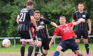 Pokalduell auf Asche: Lothar Kassebaum vom TuS Eintracht Südlerngern gegen Steven Croppenstedt und Danny Alves-Rei. - N.Gessat