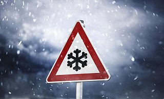 Mehrere Zentimeter Neuschnee sind auch am Mittwoch in Gütersloh noch heruntergekommen. Mittlerweile hat sich die Lage entspannt - es bleibt aber glatt. - picture alliance / CHROMORANGE