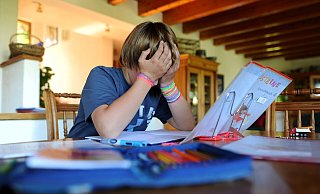Auch wenn die Noten mal nicht perfekt sind, sollte man Kinder nicht überfordern. Nachhilfe macht nur Sinn, wenn sie mit den Lehrern abgestimmt ist, meint Schulleiter Nicolai Loges. - usage worldwide