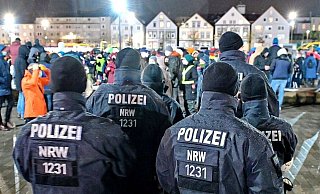 Da es in der Vergangenheit wiederholt rund um die Kirmes zu Schlägereien kam, waren viele Polizisten am Wochenende in der Innenstadt vor Ort. - Symbolfoto: NW
