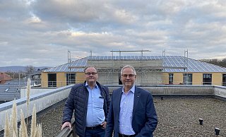 Bernward Ellrott (l.) und Michael Schelp stehen auf dem Flachdach, das als zweites aufgestockt wird. Im Hintergrund ist bereits das erste neue Staffelgeschoss zu sehen. - Nicole Sielermann