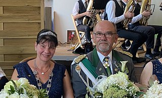 Der aktuelle Thron freut sich über ein gelungenes Fest: Kaiser Olaf Kuhlmann mit seiner Königin Christine Tschechne. - Lillia Seifert