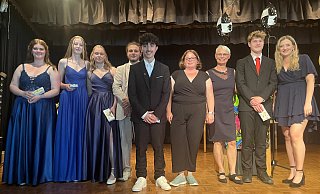 Anerkennung für die Jahrgangsbesten: dazu trafen sich auf der Bühne Elisa-Sophie Westerkamp (10a, v. l.), Leni Stegmann (10c), Lucy Drees (10c), Sören Mattern (10b), Efe Aydin (10b), Sabrina König als Klassenlehrerin der 10b, Edda Graue als Klassenlehrerin der 10c, Felix Stein (10a) und Julia Berg als Klassenlehrerin der 10a. - Stemweder-Berg-Schule