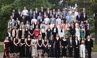 Der aktuelle Abitur-Jahrgang 2024 des Wittekind-Gymnasiums in Lübbecke beim obligatorischen Gruppenfoto bei der Entlassfeier. - Foto Pescht