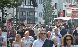 An diesem Verkaufsoffenen Sonntag im Herbst 2018 war es richtig voll in der Bünder Innenstadt. - Katharina Eisele