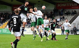 Die Entscheidung: Nach einer Ecke steigen die Gütersloher Innenverteidiger Lars Beuckmann (l.) und Marcel Lücke hoch. Das Tor zum 1:0 gegen den ASC Dortmund geht auf Lückes Konto. - Teresa Kröger