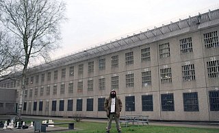 Bero wurde wegen erpresserischen Menschenraubs zu neun Jahren und acht Monaten Haft verurteilt. Bei Arte berichtet er vom Alltag in der JVA Bielefeld-Brackwede. - © DOCDAYS Productions/Till Vielrose
