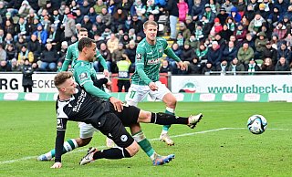 Leon Schneider (vorne) drückt den Ball zum zwischenzeitlichen 2:0 für Arminia Bielefeld beim VfB Lübeck über die Linie. Es ist sein erster Treffer im DSC-Trikot. - IMAGO/Lobeca
