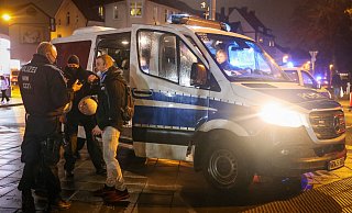 Corona-Demonstrationen in Bielefeld und anderswo beschäftigten nicht nur die Streifenbeamten sondern auch die Hundertschaft der Bereitschaftspolizei. - Sarah Jonek Fotografie