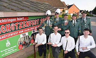 Der Vorstand der Schützenbruderschaft präsentiert das fünftägige Schützenfest Lüchtringen: Franz-Josef Risse (hinten, v. l.), Alexander Fahrenholz, Thomas Beverungen, Frederik Risse, Björn List sowie Luca Ebeling (vorn, v. l.), Leander Pires, Jonas Schröder und Fynn Reinhard. - Thomas Kube