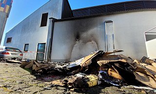 Unbekannte haben zwei große Mülltonnen an einem Fitnessstudio in Brand gesteckt. Eine Nachbarin reagierte schnell und konnte durch die Alarmierung der Feuerwehr einen schlimmeren Schaden verhindern. - Florian Weyand