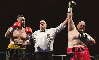 Es ist sein Moment: Zum ersten Mal hört Boxer Vincenzo Anzalone (r.) bei der Siegerehrung seinen Namen und bricht in Tränen aus. - wintergrafie