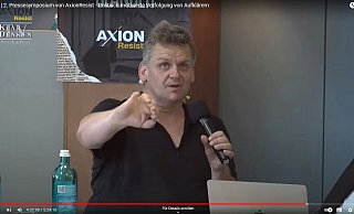 Jura-Professor Martin Schwab hält bei der Pressekonferenz von „Axion Resist“ in einem Hotel in Wetzlar einen Vortrag über Vorverurteilungen von Regierungskritikern. Wenig später wird die Polizei gerufen. - Video-Screenshot: Axion Resist