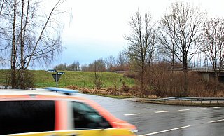 Noch fährt der Notarztwagen, von der B 239 kommend, an der Abfahrt zum neuen Steinheimer Rettungswachengelände vorbei. Im Hintergrund die angrenzende Ostwestfalenstraße (B 252). - David Schellenberg