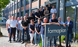 Die aktiven Ehrenamtlichen, zusammen mit den Vereinsvertretern vor dem Formaplan-Firmeneingang. Vorne (v. l.): Werner Schirmer, Rolf Henrichsmeyer, Jörg Goßestrangmann und CDU-MdL Bernhard Hoppe-Biermeyer. - Raphael Athens