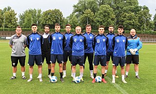 Trainer Sergej Bartel mit den Neuen beim Sport-Club Herford: Aytürk Gecim (v. l.), Co-Trainer Caner Sarialtin, Tim Nolting, Dennis Simic, Niklas Sewing, Torhüter Yannick Hartmann, Adrian Mavretic, Oliver Bollwicht, Marvin Paul und Torwart-Trainer Christopher Zalipski. Es fehlt Batuhan Kaymak. - Yvonne Gottschlich