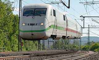 Diese Fotomontage des Bad Oeynhausener Fotografen Thomas Münstermann zeigt die bestehende ICE-Trasse auf der Nordbahn. Im Hintergrund geht's nach Hannover. - Thomas Münstermann