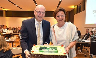 Von der CDU-Fraktion, hier der Vorsitzenden Gabriele Nitsch, hat Michael Esken, eine persönlich gestaltete Torte geschenkt bekommen. - Karin Prignitz