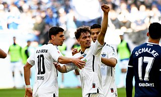 Die SCP-Winterneuzugänge Aaron Zehnter, der hier über seinen Treffer auf Schalke jubelt, und Koen Kostons (l.) erwiesen sich als wertvolle Verstärkungen. - picture alliance
