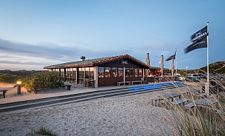 Geschätzt und geliebt: Die „Sansibar“ auf Sylt ist ein angesagter Treffpunkt im Norden. - Architekturfotografie Bach/Schüco