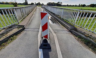 Die Borrenkampstraße ist nach der noch ungeklärten Entfernung der Absperrpfähle wieder provisorisch gesperrt.  - Gerald Dunkel